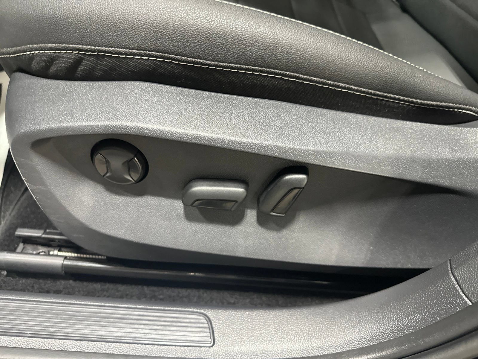 Certified 2023 Volkswagen Taos SE AWD/4WD image 14
