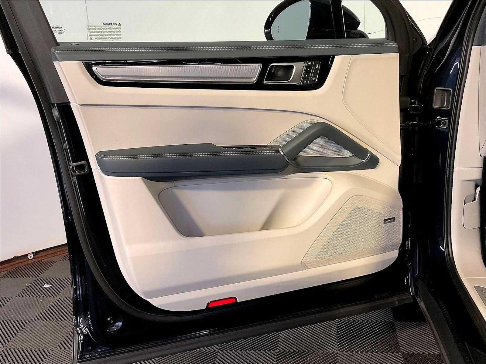 Certified 2023 Porsche Cayenne AWD/4WD image 25