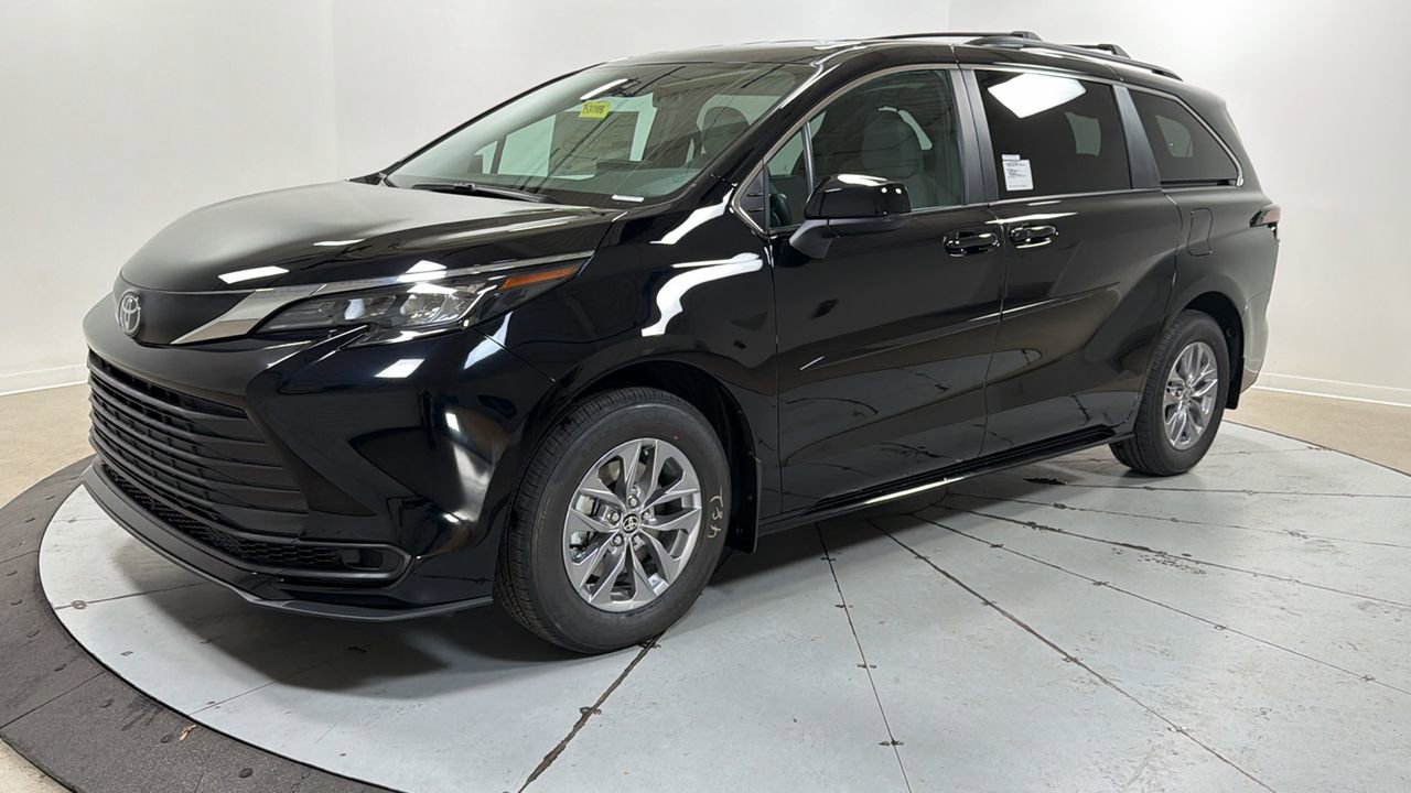 New 2026 Toyota Sienna LE image 1