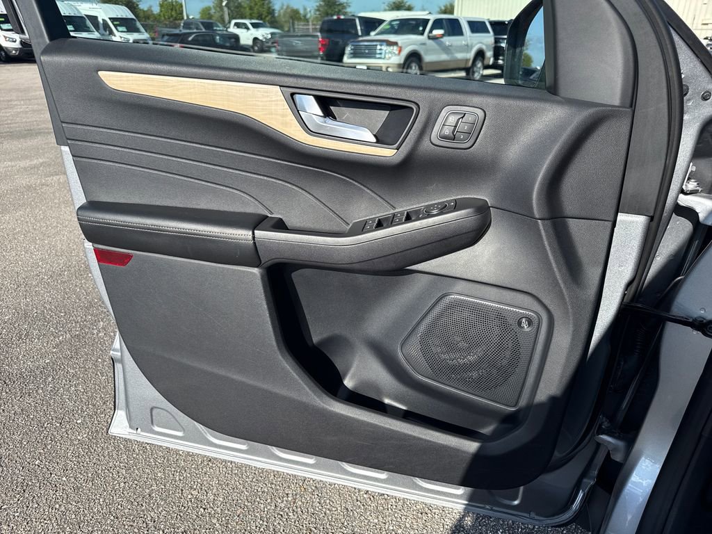 Used 2021 Ford Escape Titanium w/ Titanium Elite Package AWD/4WD image 14