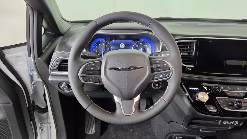 New 2025 Chrysler Pacifica Select w/ Fav Edition Package FWD image 16