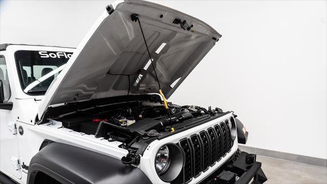 Used 2025 Jeep Gladiator Sport AWD/4WD image 35