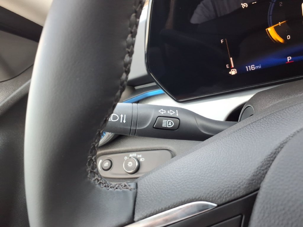 Used 2025 Chevrolet Trax LT w/ LT Convenience Package FWD image 33