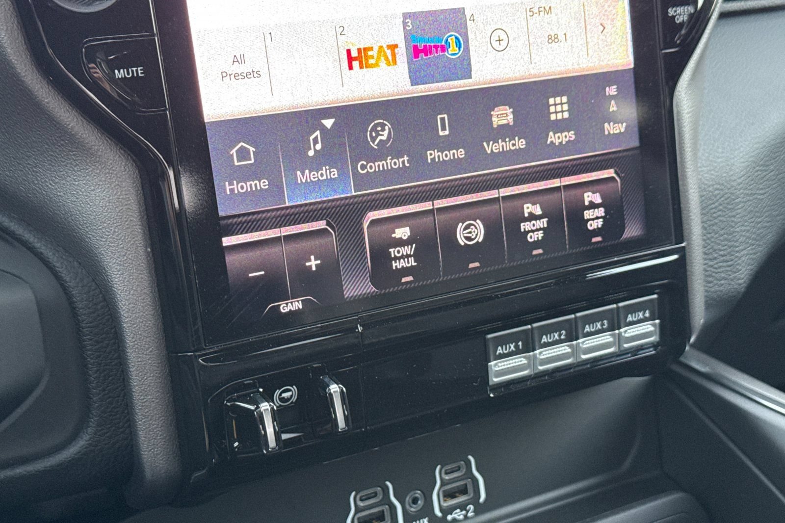 New 2026 RAM 2500 Laramie AWD/4WD image 16
