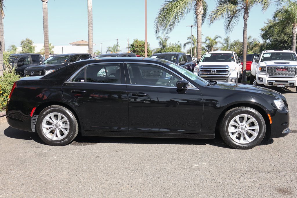 Used 2022 Chrysler 300 Touring image 10
