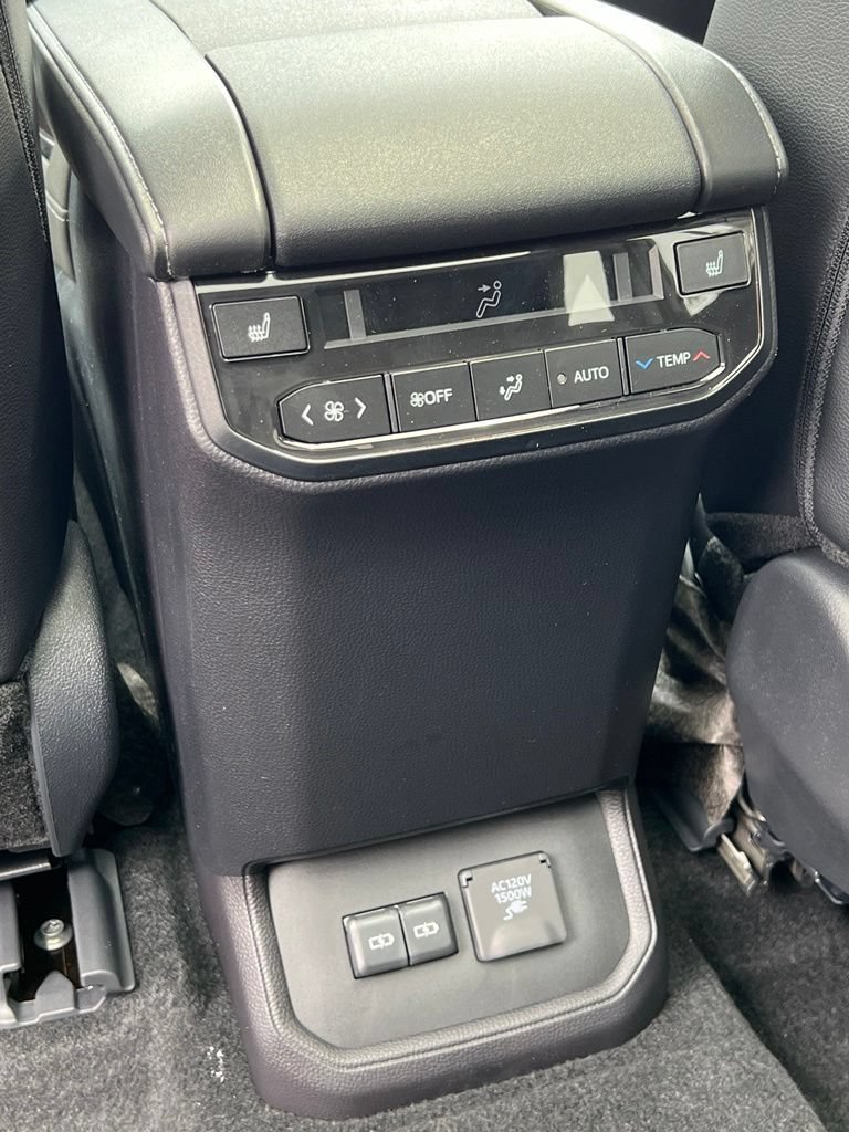 New 2026 Toyota Highlander Platinum AWD/4WD image 17