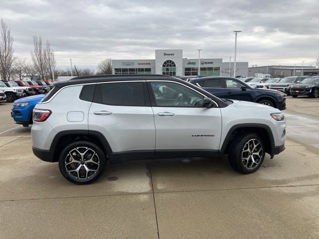 Used 2025 Jeep Compass Limited image 3