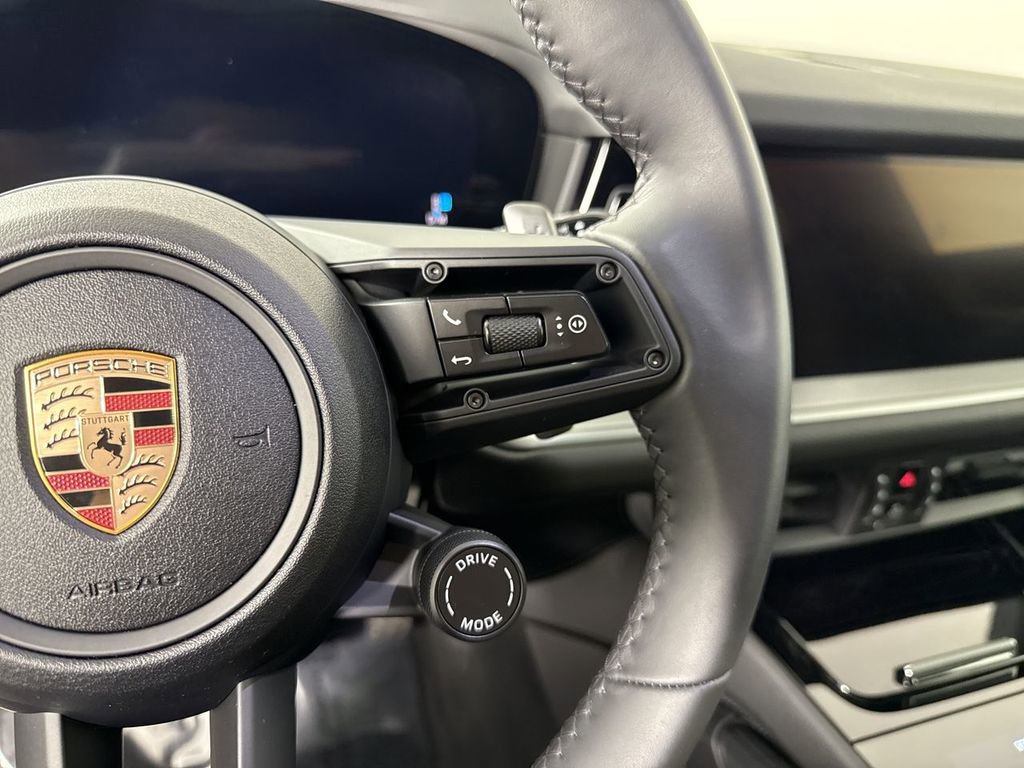 Certified 2025 Porsche Cayenne image 38