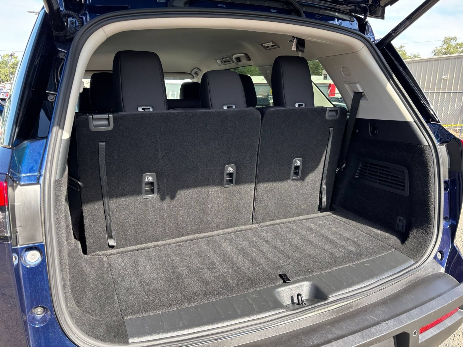 Used 2025 Nissan Pathfinder SV FWD image 29