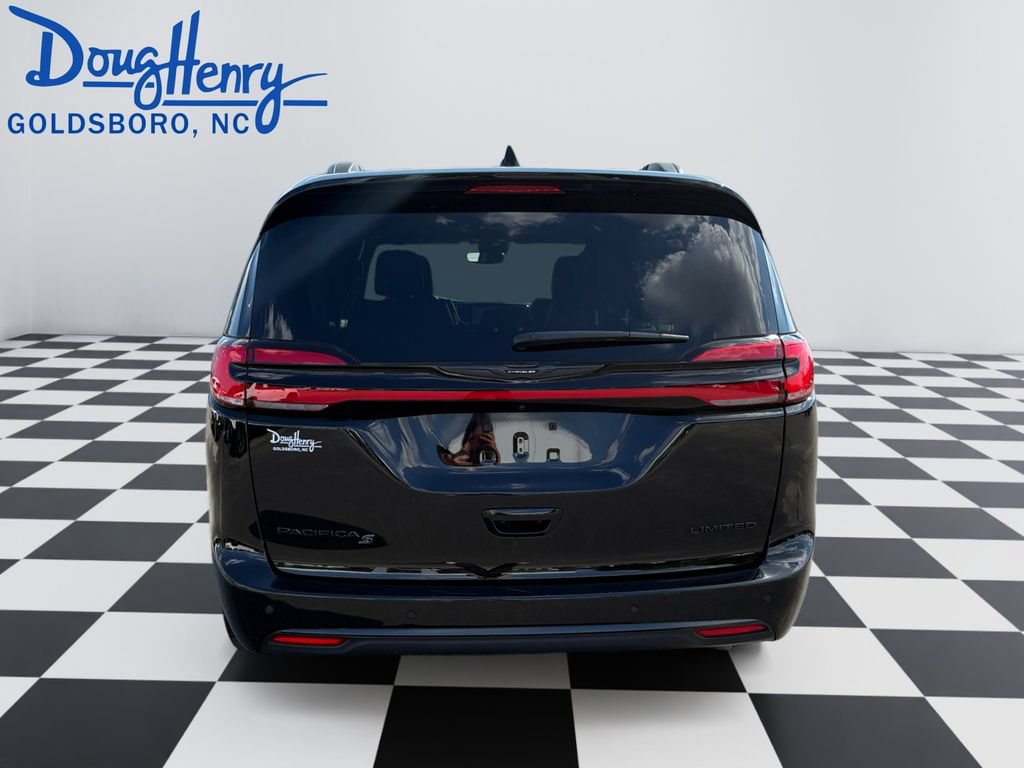 Used 2025 Chrysler Pacifica Limited FWD image 4