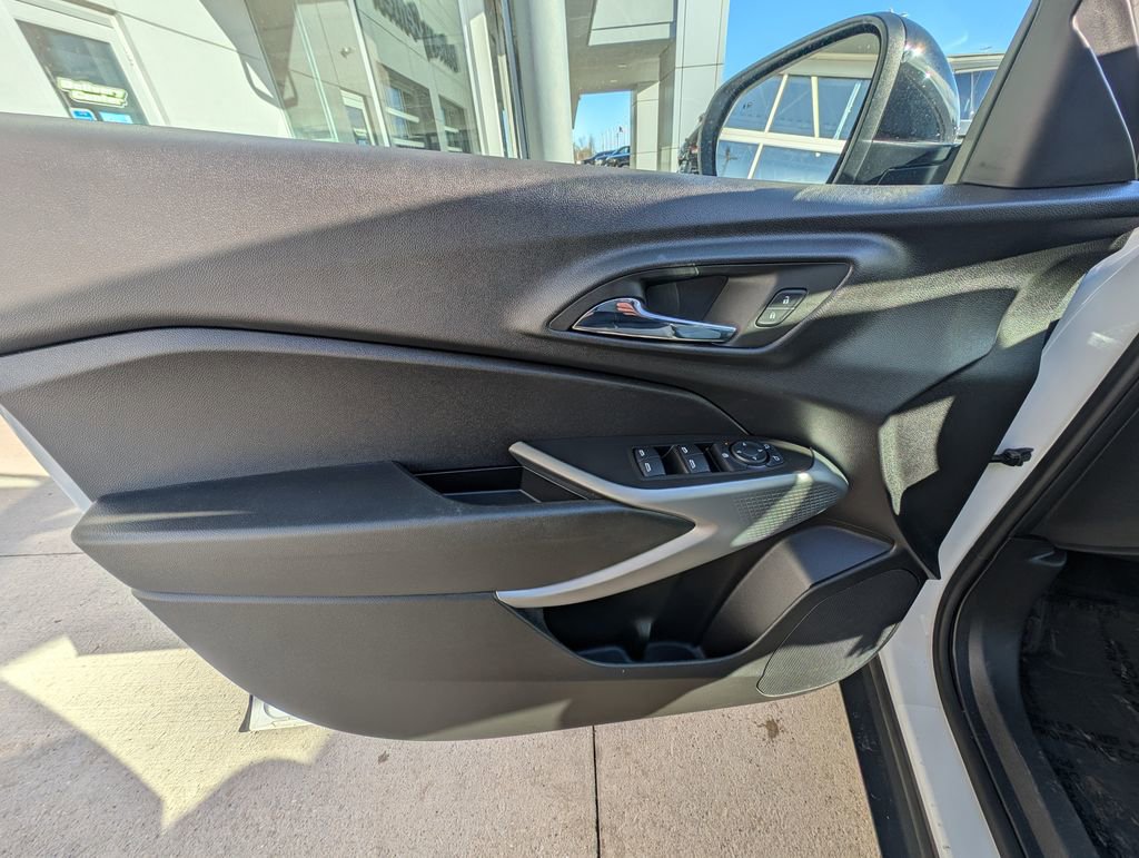 Used 2025 Chevrolet Trax RS w/ Driver Confidence Package image 34