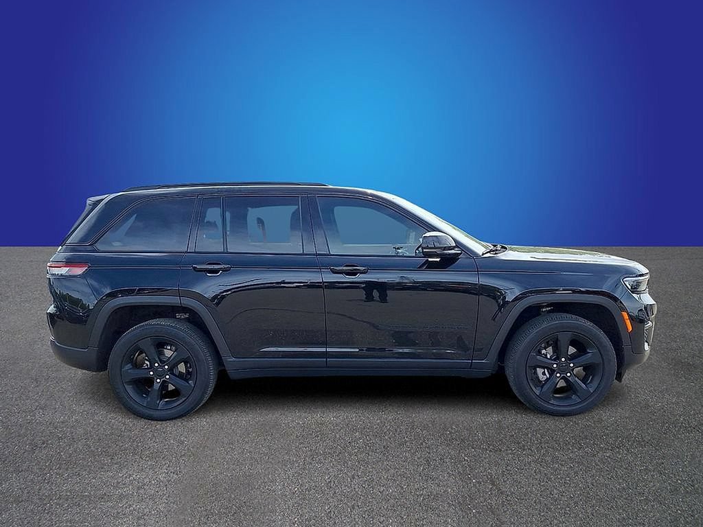 Used 2025 Jeep Grand Cherokee Altitude RWD image 4