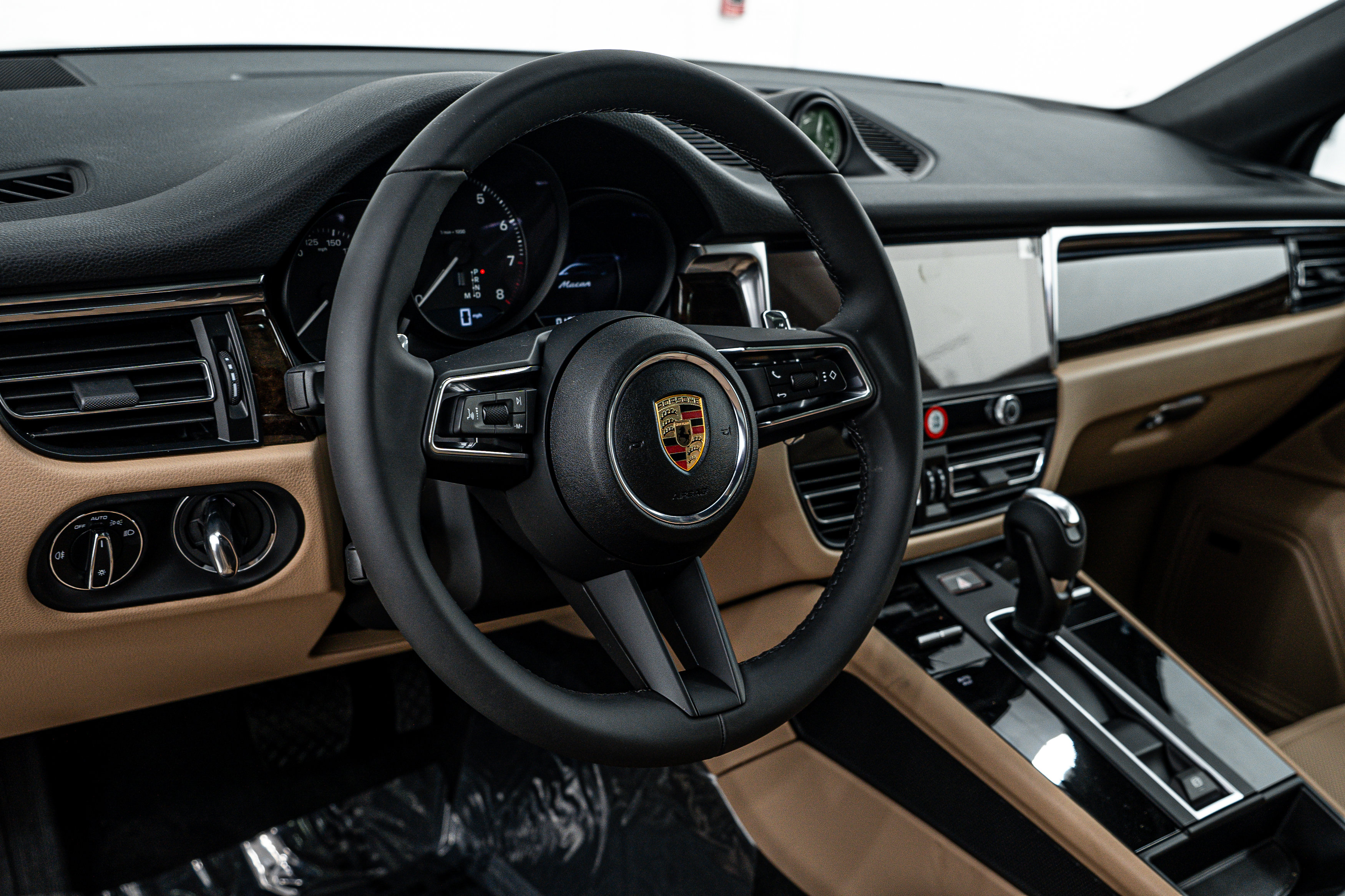 Certified 2025 Porsche Macan image 14