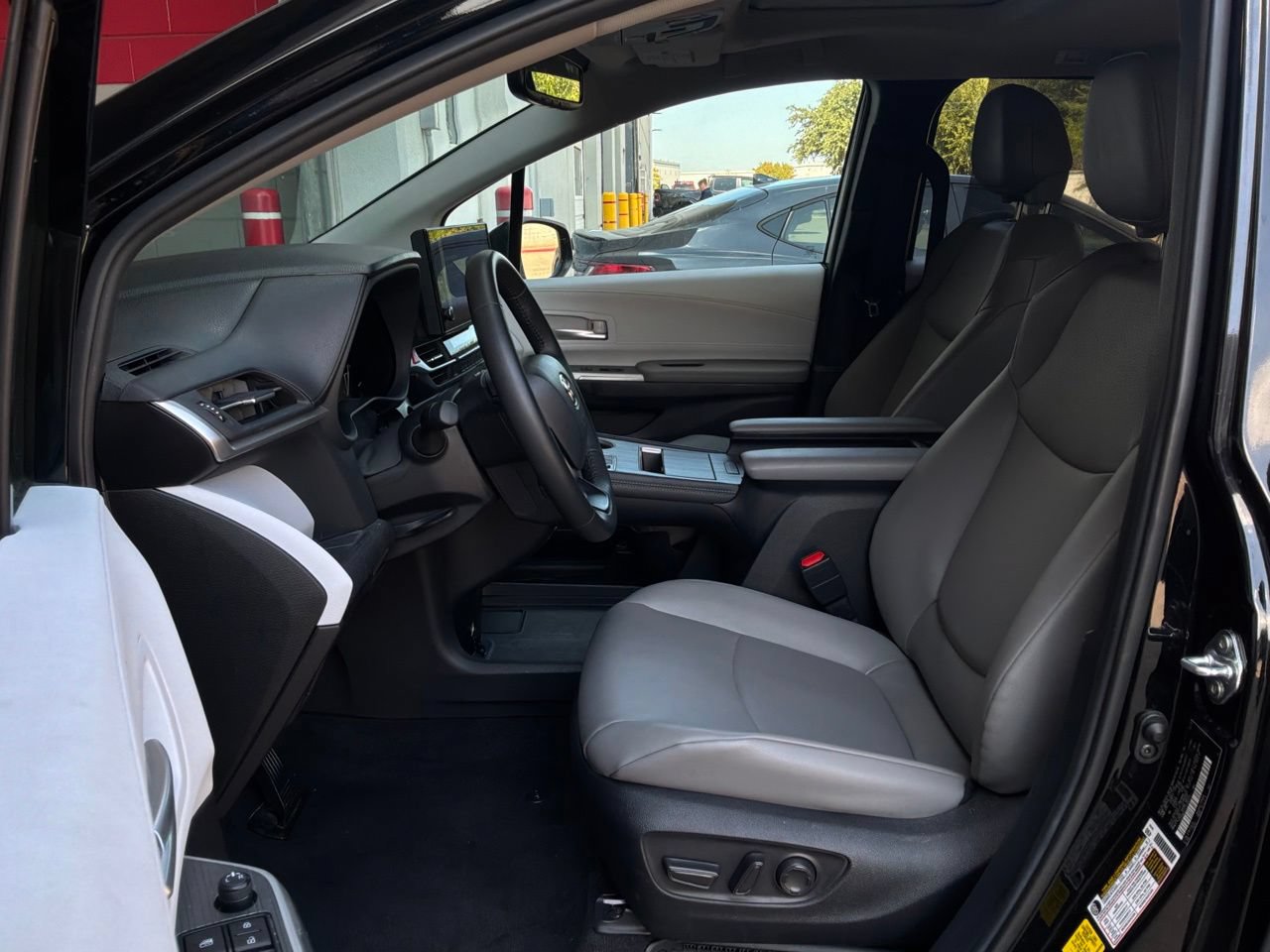 Used 2026 Toyota Sienna XLE FWD image 10