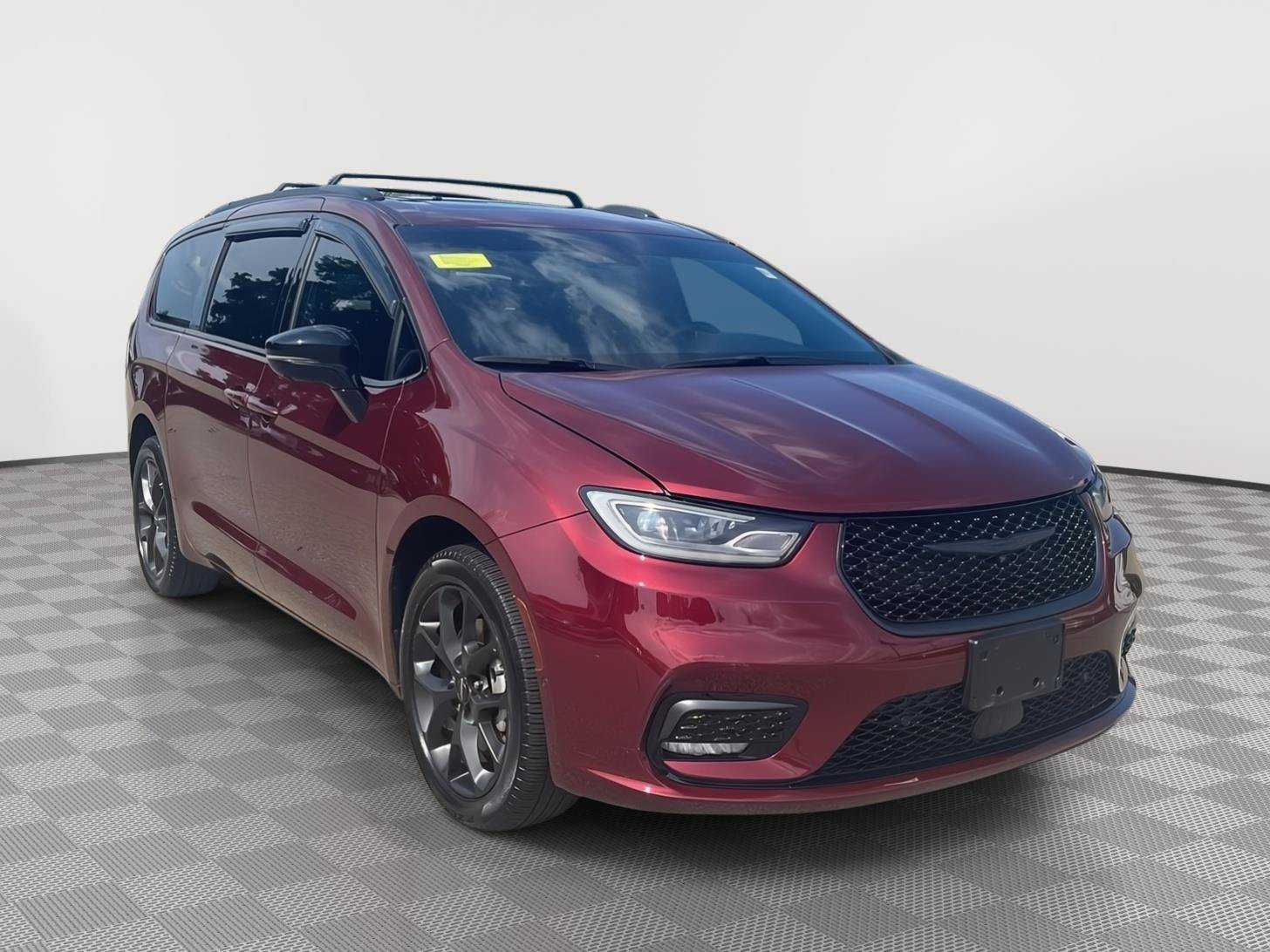 Used 2023 Chrysler Pacifica Limited w/ Uconnect Theater Family Group AWD/4WD image 3