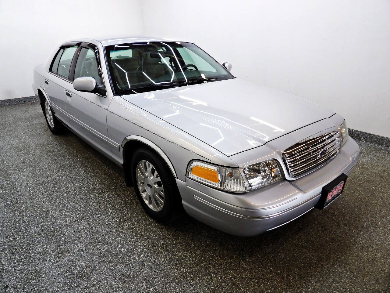 Used 2003 Ford Crown Victoria LX RWD image 3