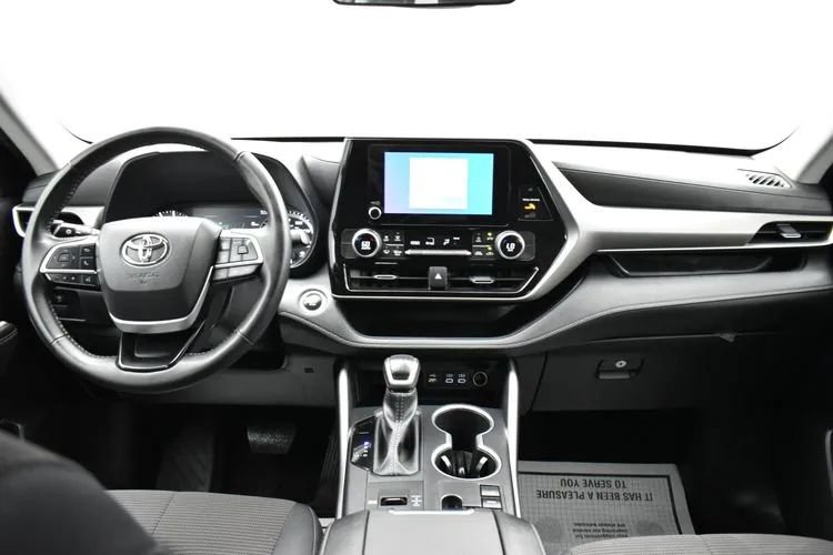 Used 2025 Toyota Highlander LE FWD image 19
