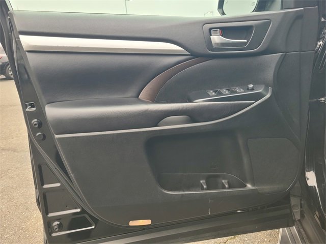 Used 2019 Toyota Highlander XLE image 18