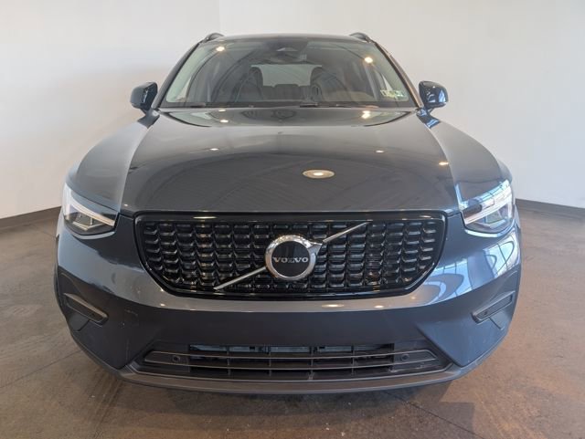 Used 2026 Volvo XC40 B5 Core w/ Climate Package image 2