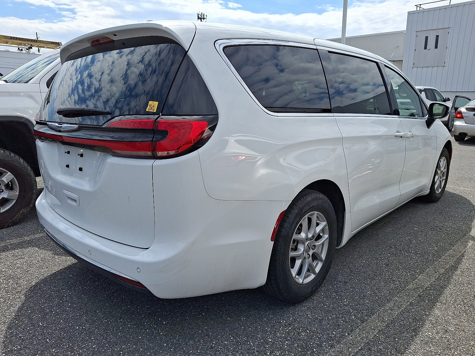 Used 2023 Chrysler Pacifica Touring-L image 6