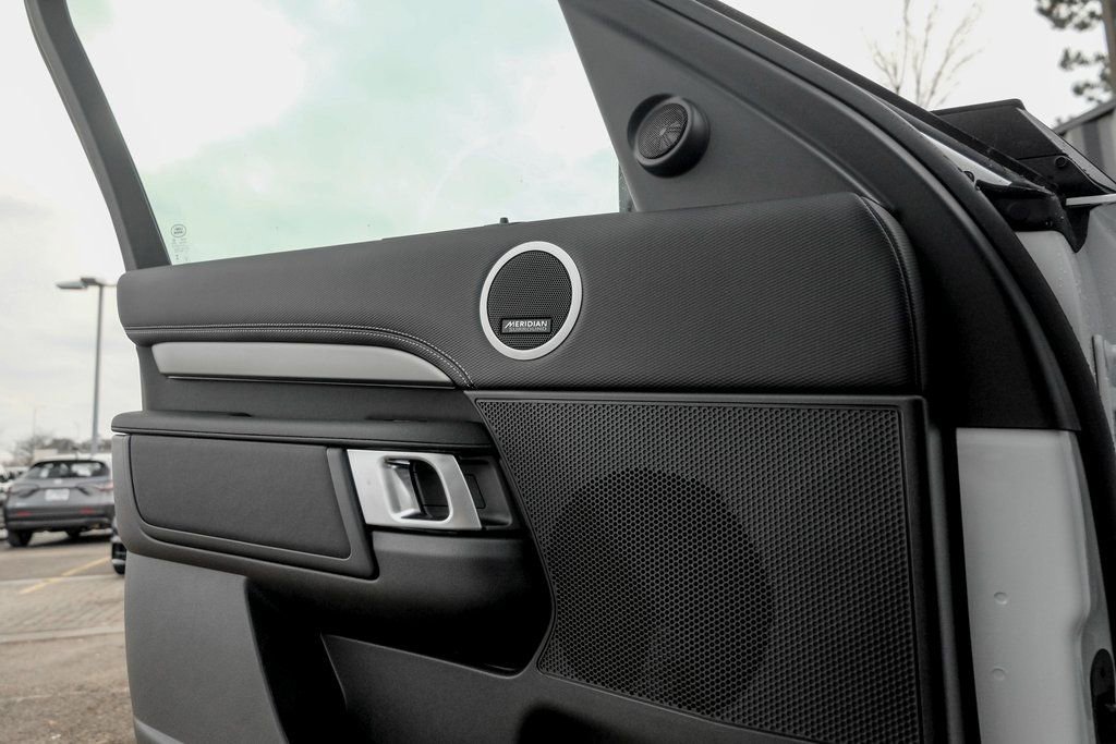 Used 2025 Land Rover Discovery Dynamic SE image 10