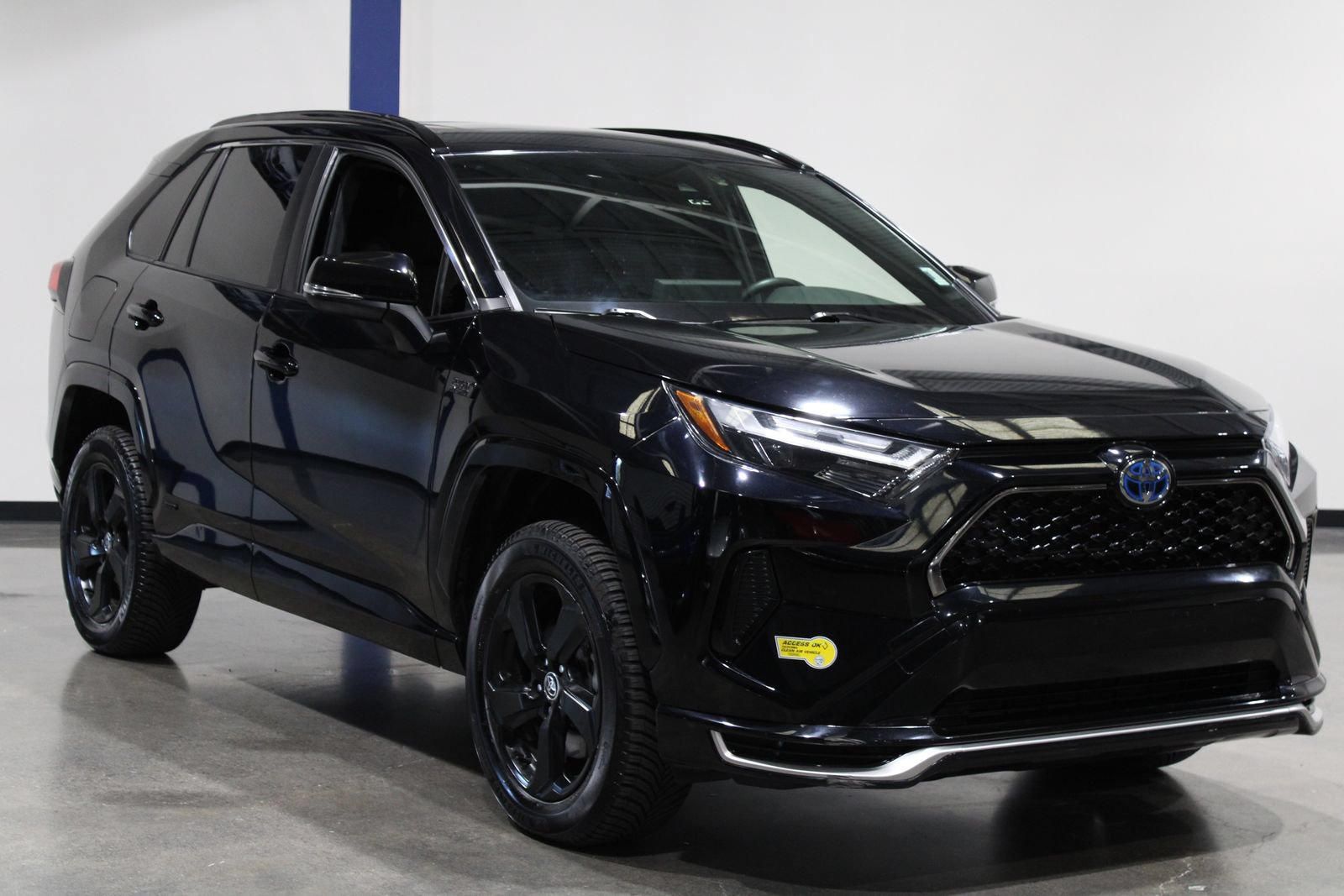 Used 2022 Toyota RAV4 SE w/ Weather & Moonroof Package AWD/4WD image 4