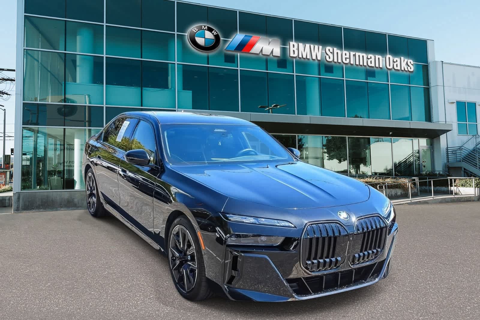 Certified 2025 BMW i7 eDrive50 w/ Executive Package RWD image 3