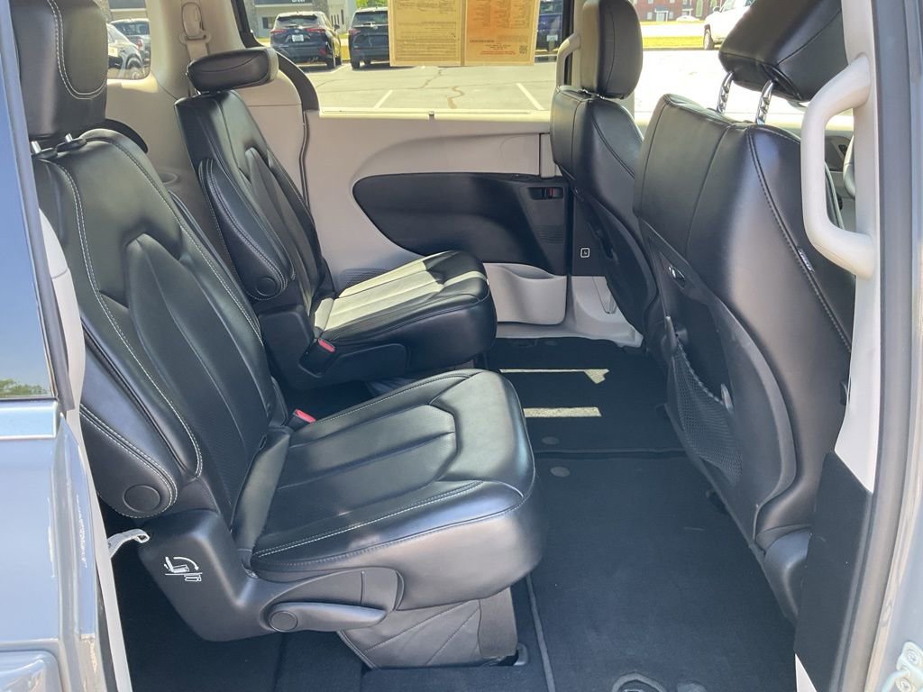 Used 2023 Chrysler Pacifica Touring-L image 18
