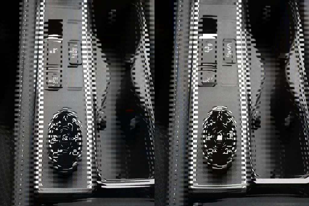 Used 2024 Nissan Pathfinder SV image 23