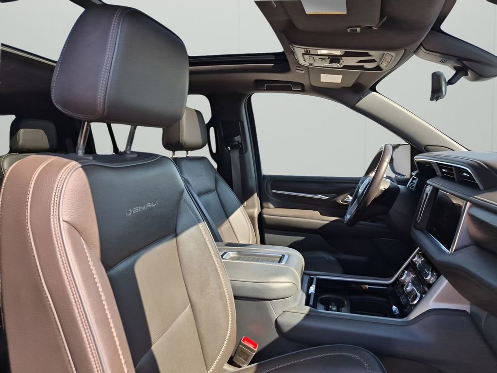 Used 2022 GMC Yukon XL Denali w/ Denali Premium Package image 15