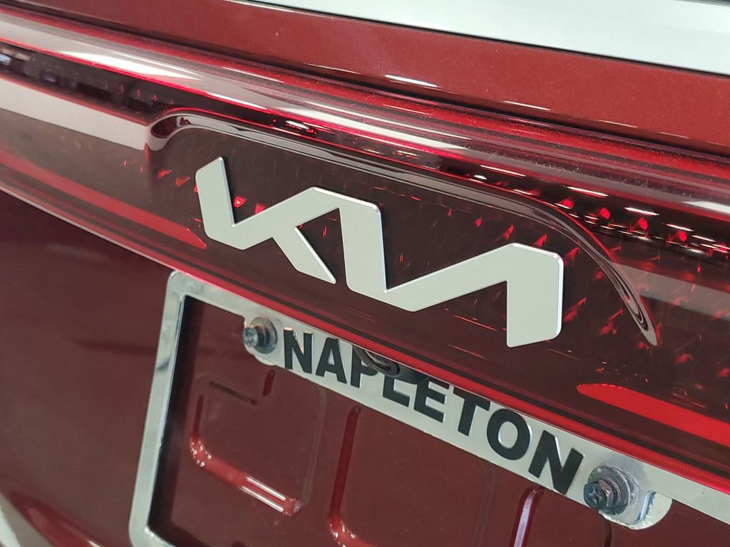 Used 2024 Kia Carnival EX FWD image 7