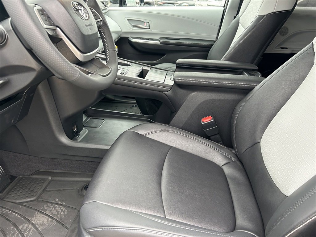 Used 2025 Toyota Sienna XSE image 11