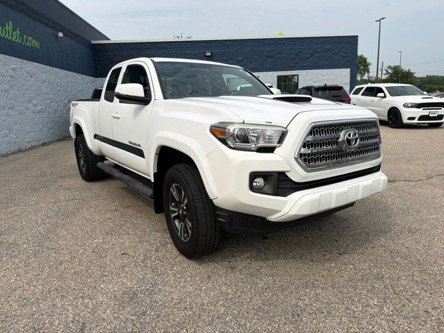 Used 2017 Toyota Tacoma TRD Sport w/ Premium & Technology Package AWD/4WD image 7