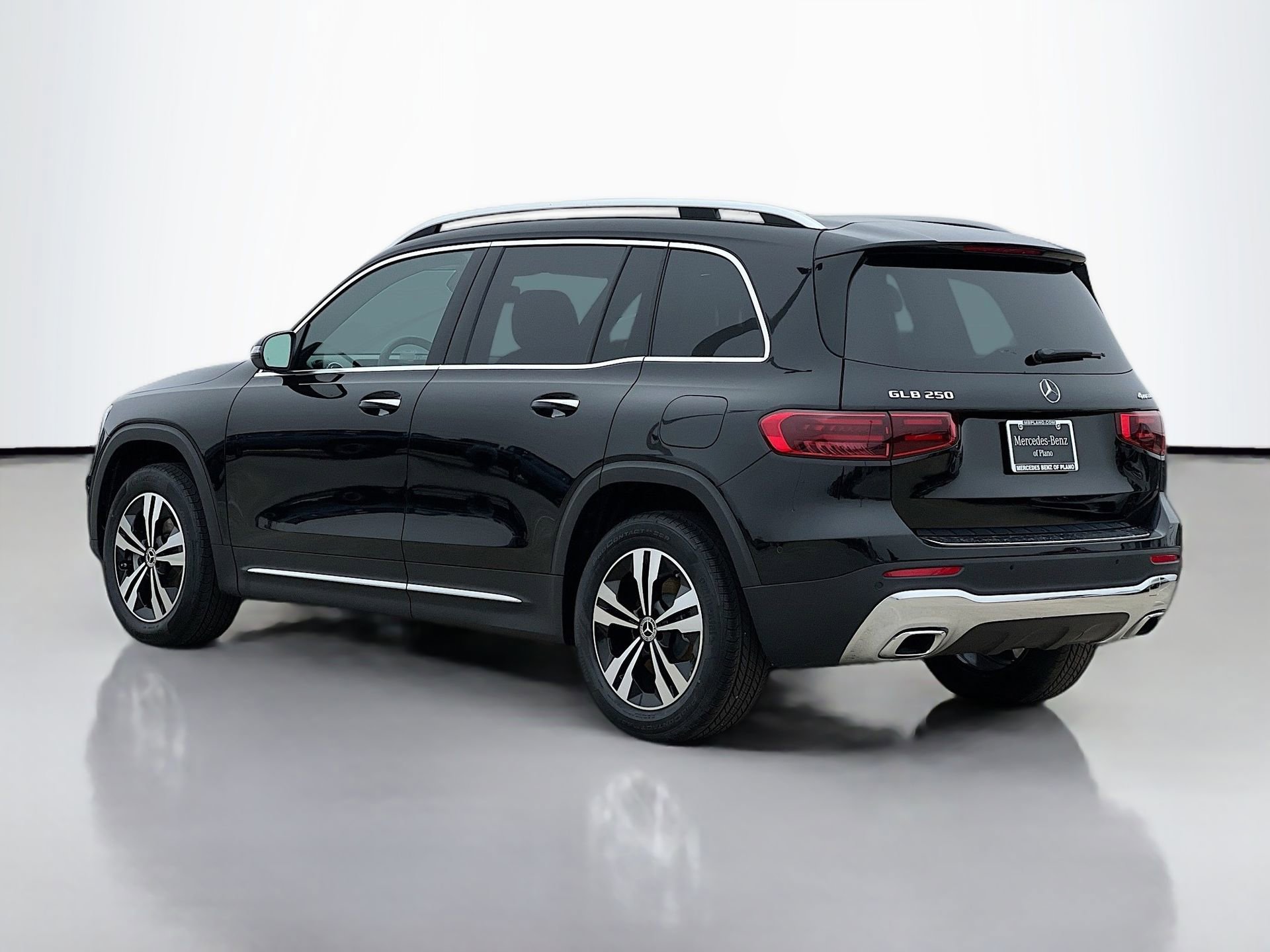 Used 2025 Mercedes-Benz GLB 250 4MATIC w/ Winter Package image 5