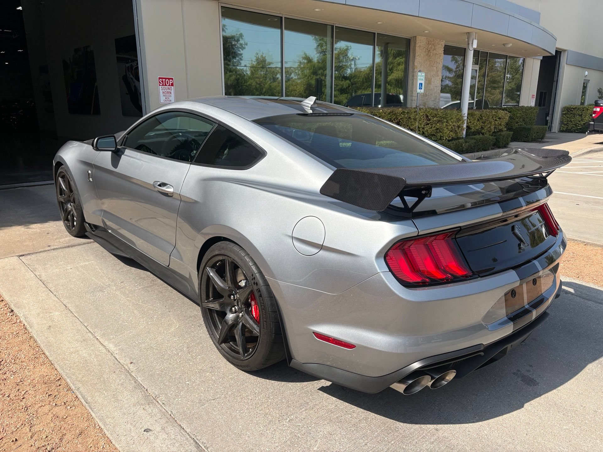 Used 2022 Ford Mustang Shelby GT500 w/ Carbon Fiber Track Pack RWD image 4