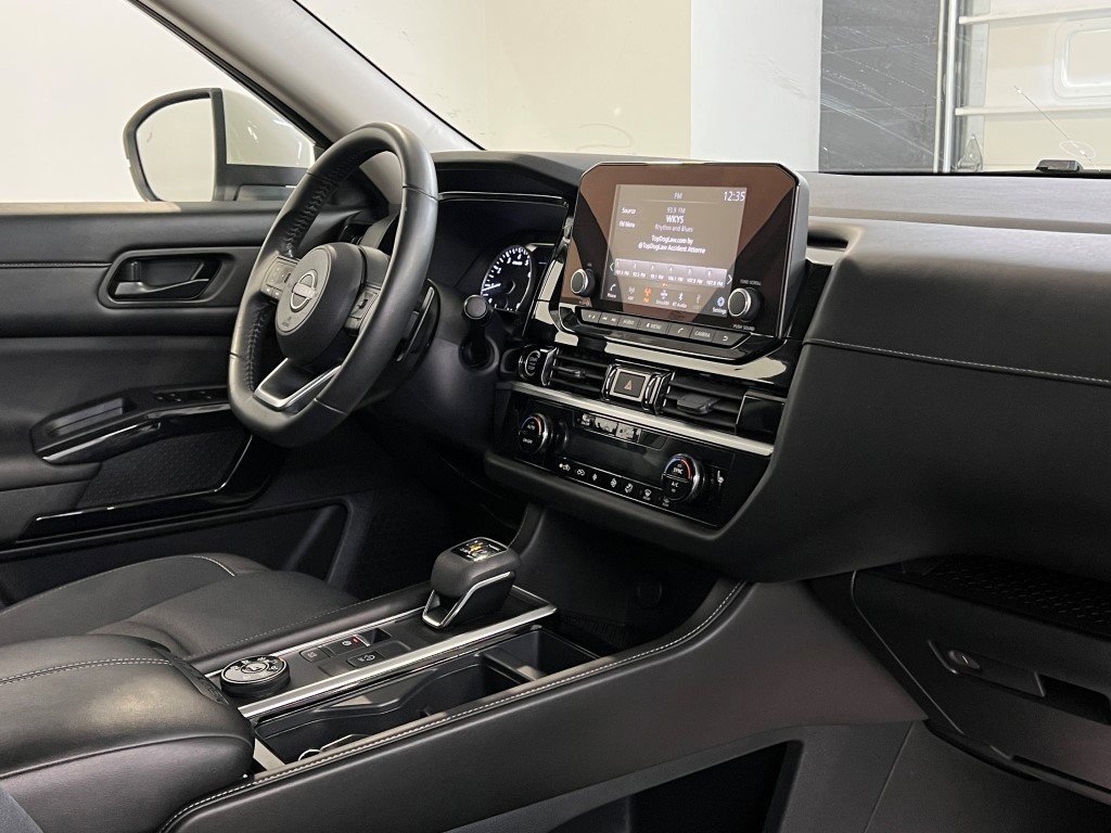 Used 2024 Nissan Pathfinder SV image 11