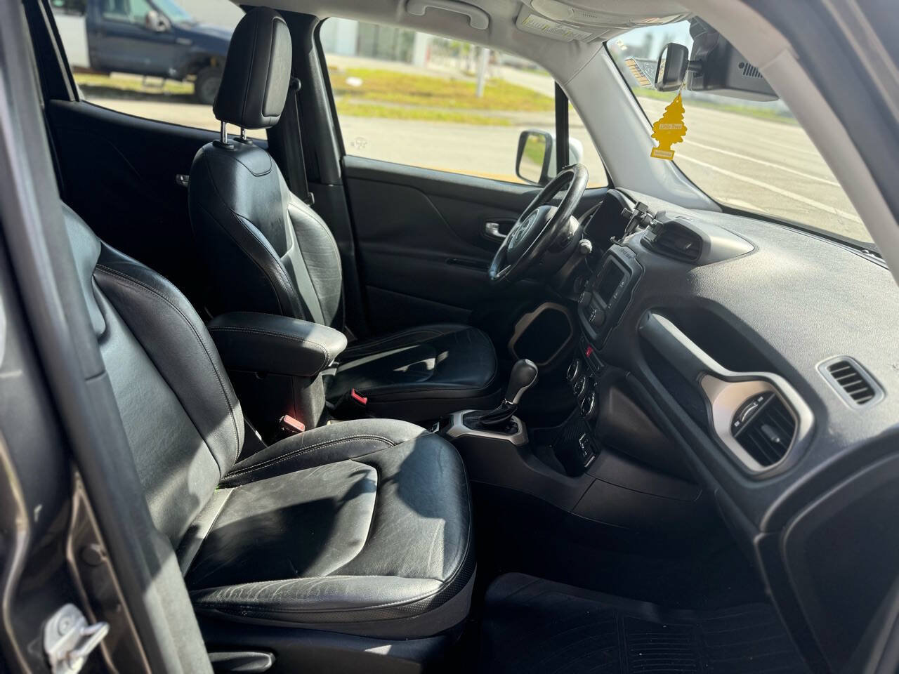 Used 2017 Jeep Renegade Limited FWD image 4