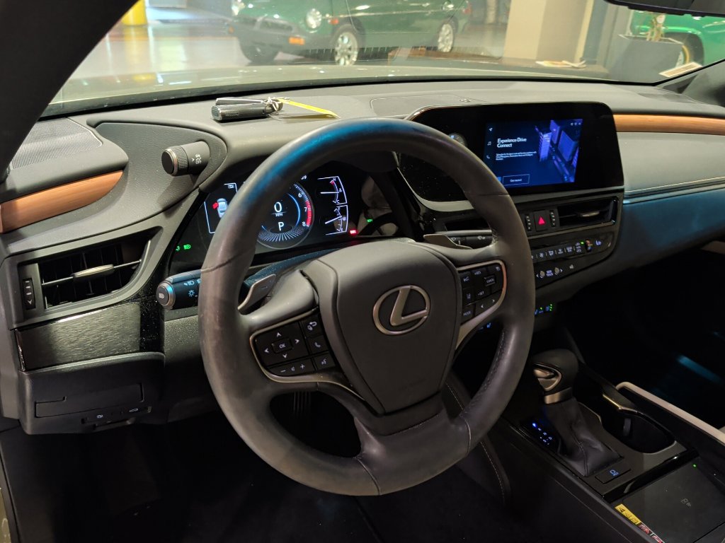 Used 2024 Lexus ES 350 w/ Premium Package FWD image 4
