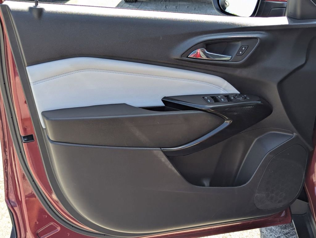 Used 2025 Chevrolet Trax LT w/ LT Convenience Package FWD image 13