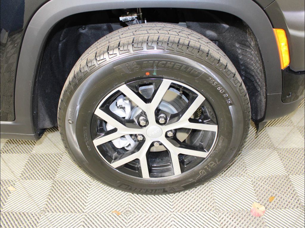 New 2025 Jeep Grand Cherokee Limited w/ Luxury Tech Group II RWD image 41