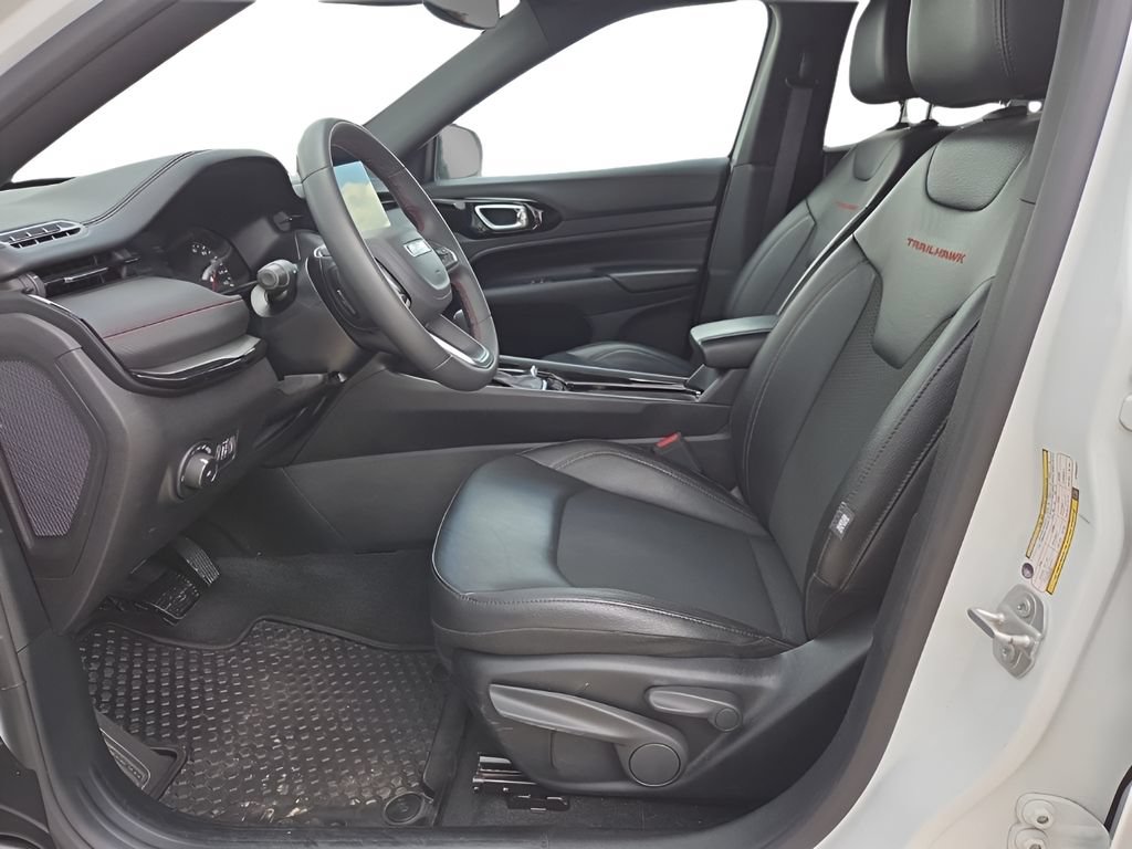 Used 2025 Jeep Compass Trailhawk AWD/4WD image 9
