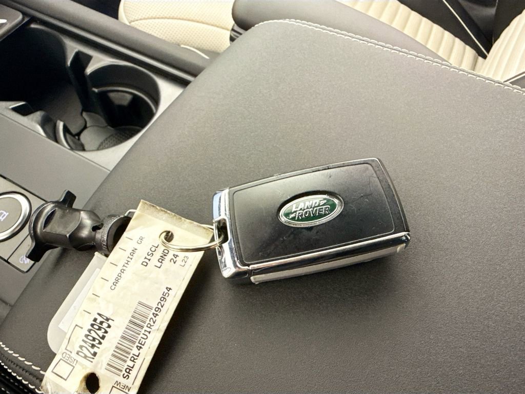 Used 2024 Land Rover Discovery Dynamic SE image 17