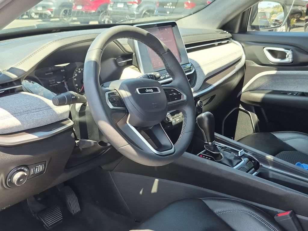 Used 2025 Jeep Compass Latitude w/ Sun & Sound Group AWD/4WD image 15