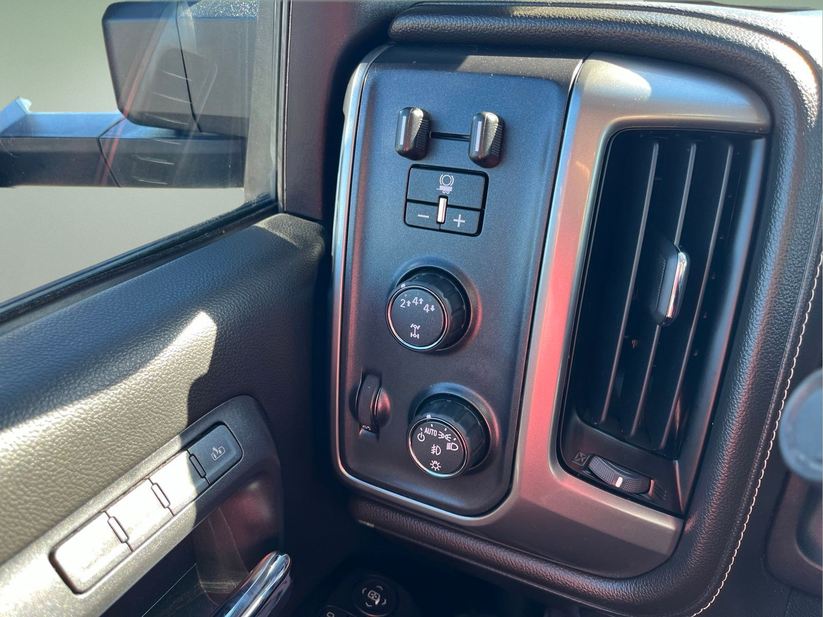 Used 2018 Chevrolet Silverado 2500 LTZ w/ Duramax Plus Package AWD/4WD image 14