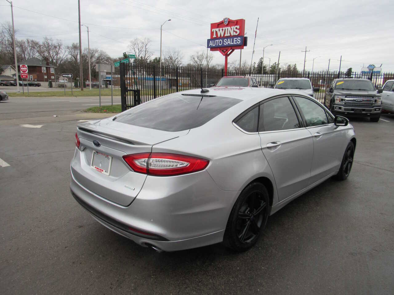 Used 2016 Ford Fusion SE w/ Equipment Group 201A image 5