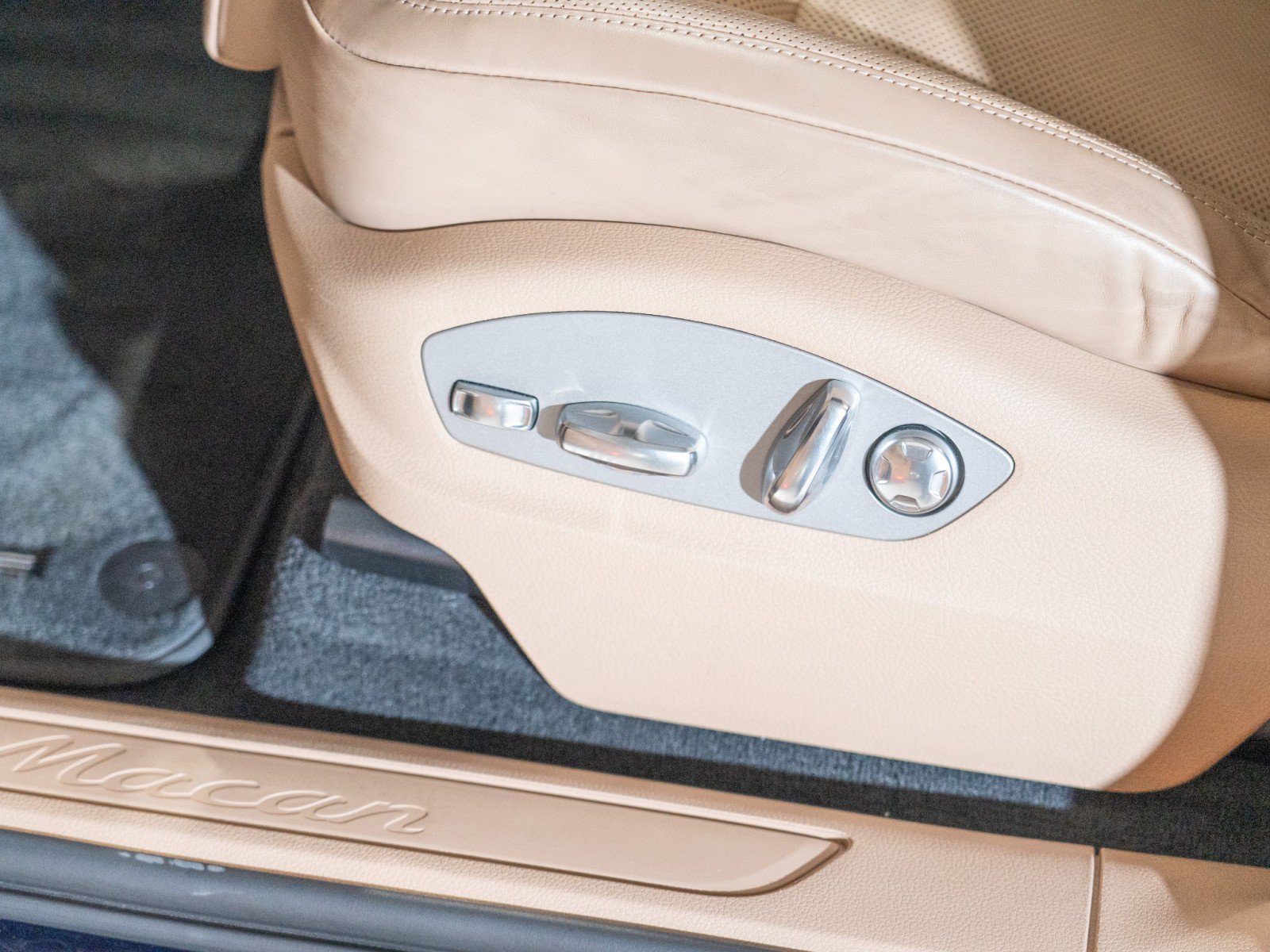Certified 2023 Porsche Macan AWD/4WD image 13