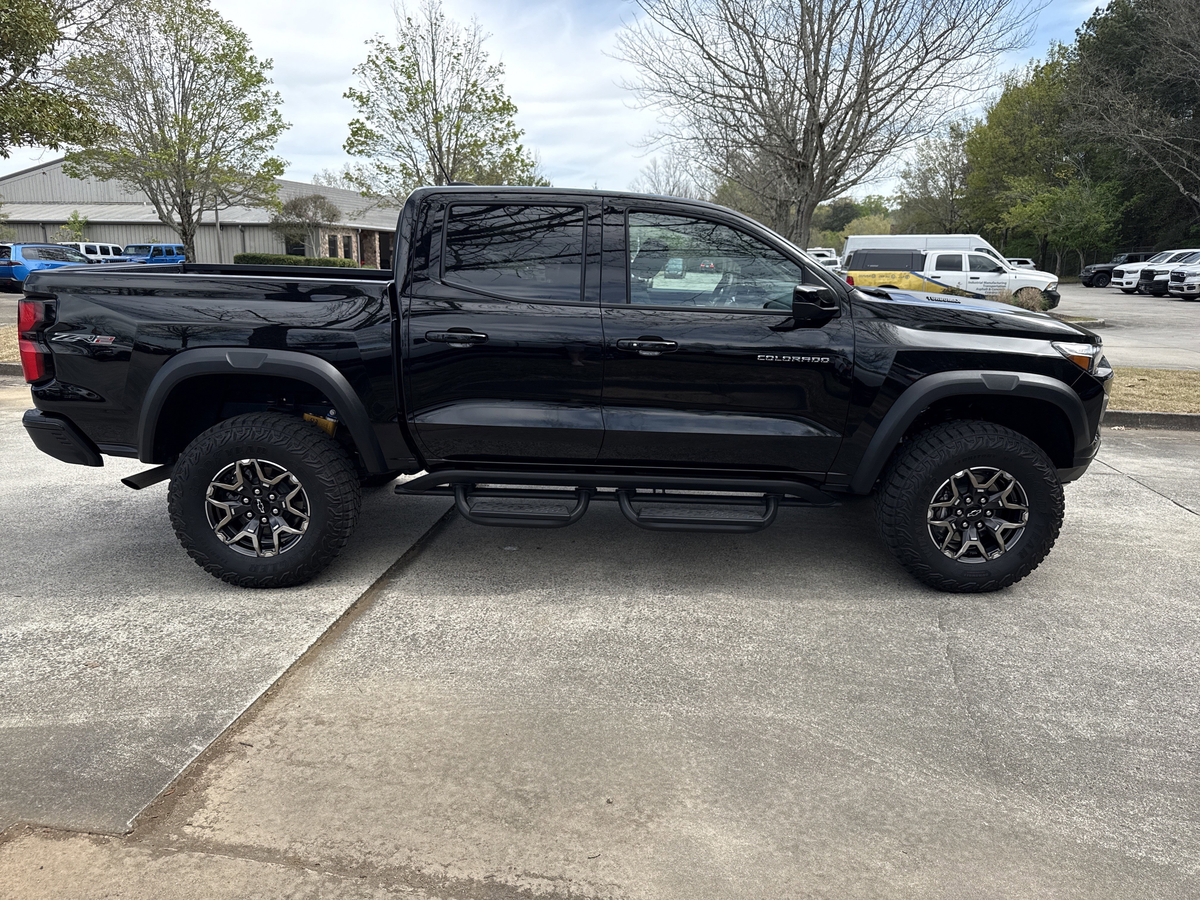 Used 2025 Chevrolet Colorado ZR2 w/ Technology Package AWD/4WD image 8