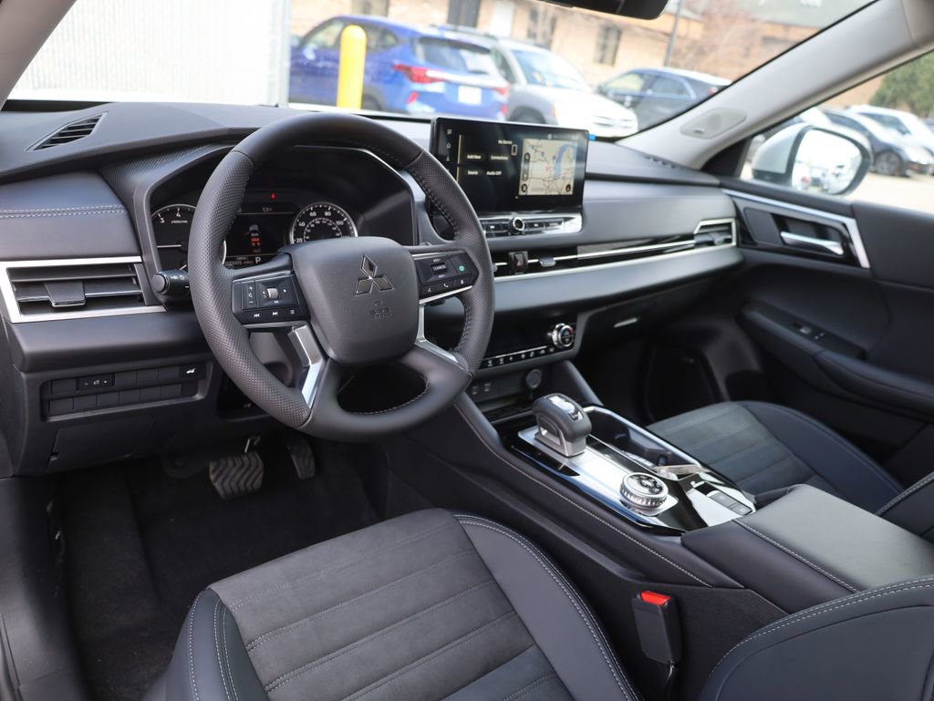 New 2025 Mitsubishi Outlander SE image 32