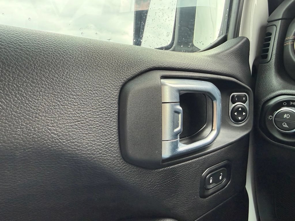 Used 2021 Jeep Gladiator Overland AWD/4WD image 12