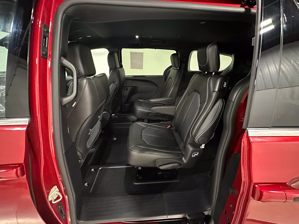 Used 2027 Chrysler Pacifica LX FWD image 17